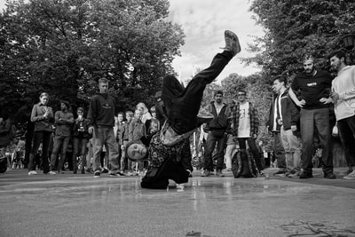 人们在街上行走的灰度照片